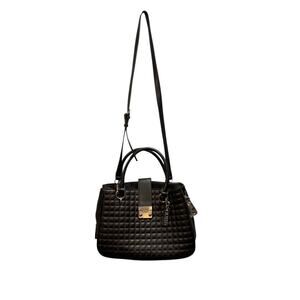 Guess black quilted shoulder handbag. Removable straps silver hardware